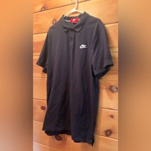 Men’s Nike XXL black polo.
